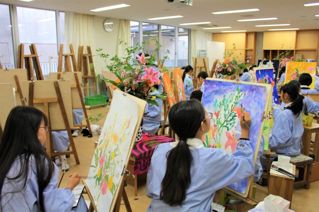 美術の授業=学校提供