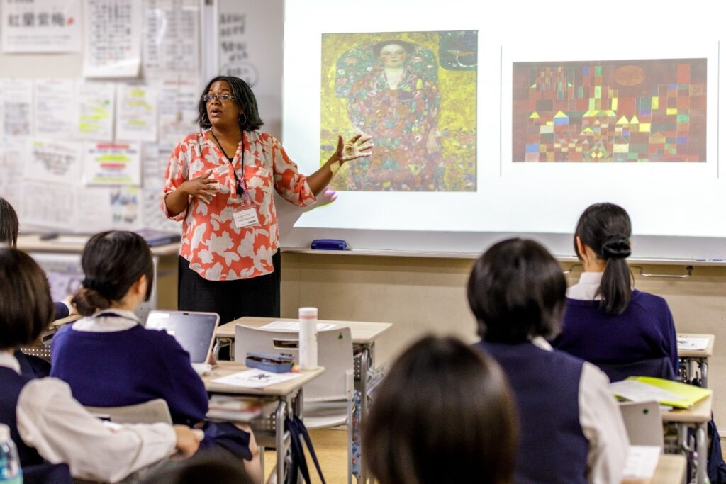 アートイングリッシュの授業=学校提供