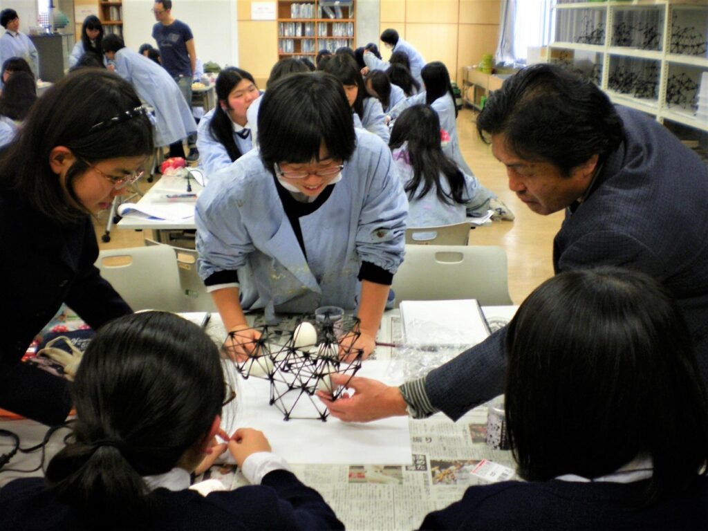 女子美術大学との連携授業=学校提供